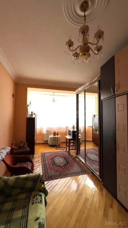 Satılır 4 otaqlı mənzil 145 m²