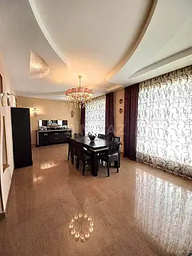 Satılır 4 otaqlı həyət evi 340 m²
