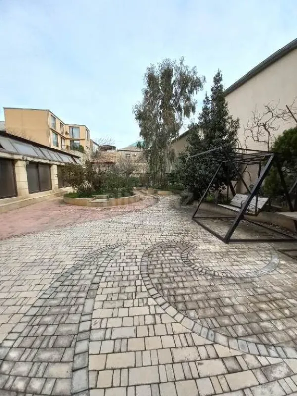 Satılır 4 otaqlı həyət evi 340 m²