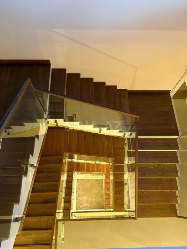 Satılır 8 otaqlı həyət evi 1400 m²