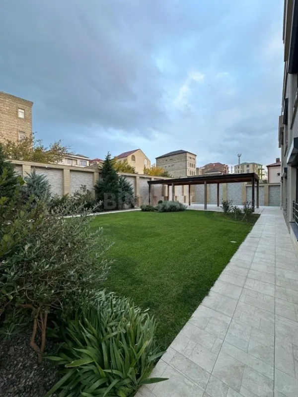 Satılır 8 otaqlı həyət evi 1400 m²