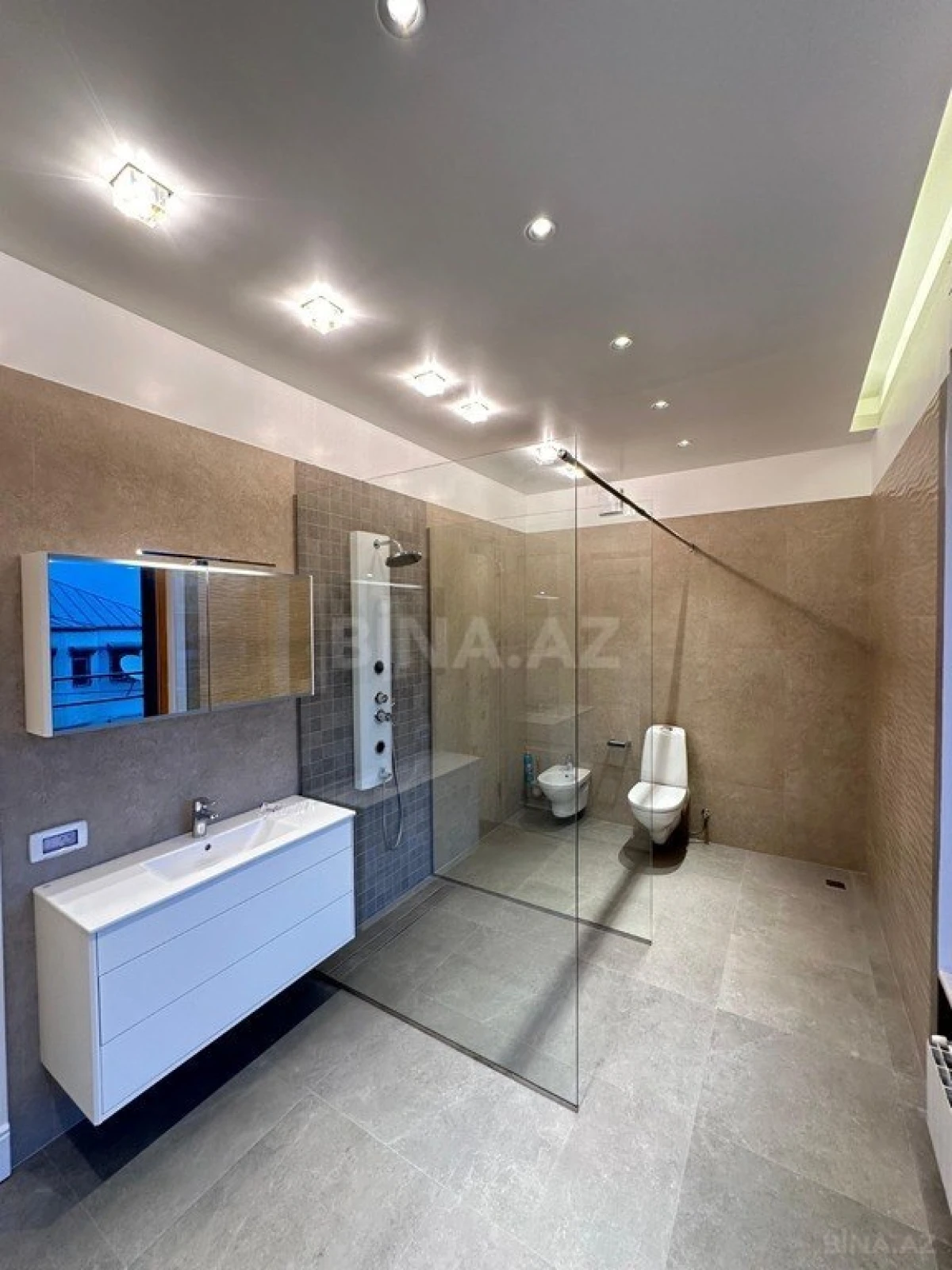 Satılır 8 otaqlı həyət evi 1400 m²