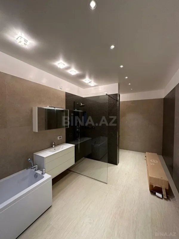 Satılır 8 otaqlı həyət evi 1400 m²