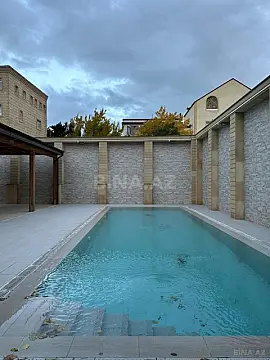Satılır 8 otaqlı həyət evi 1400 m²