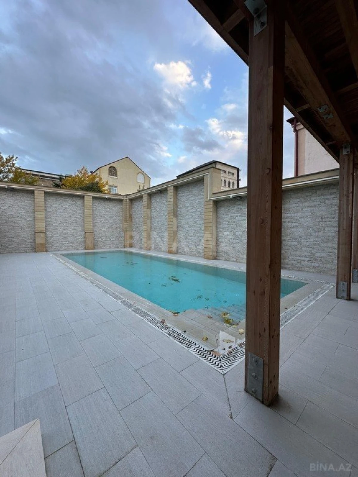Satılır 8 otaqlı həyət evi 1400 m²
