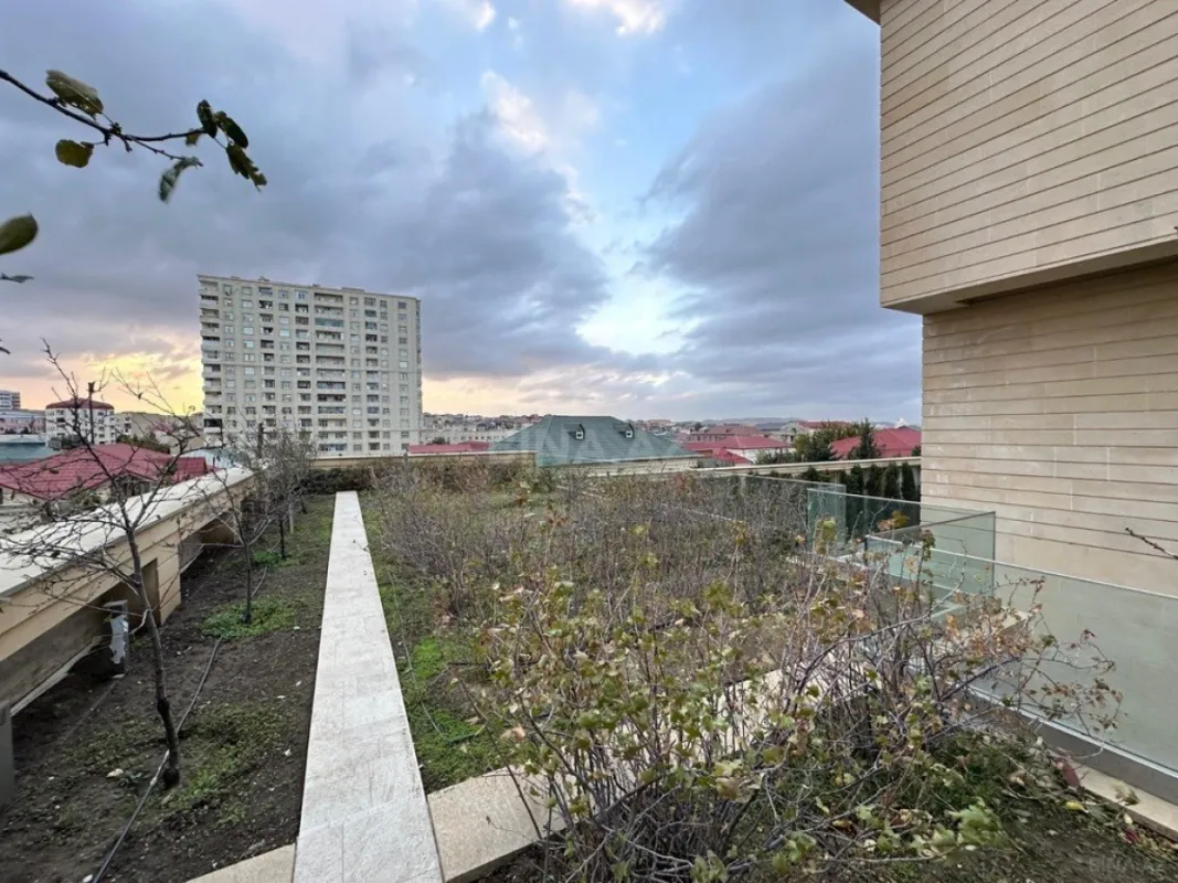 Satılır 8 otaqlı həyət evi 1400 m²