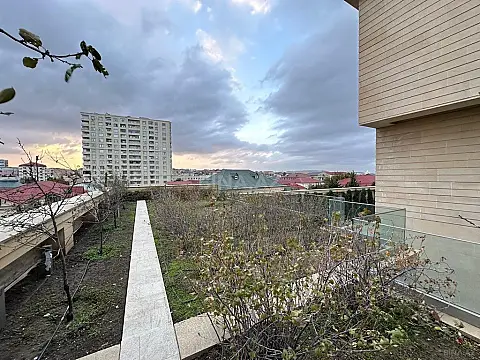 Satılır 8 otaqlı həyət evi 1400 m²