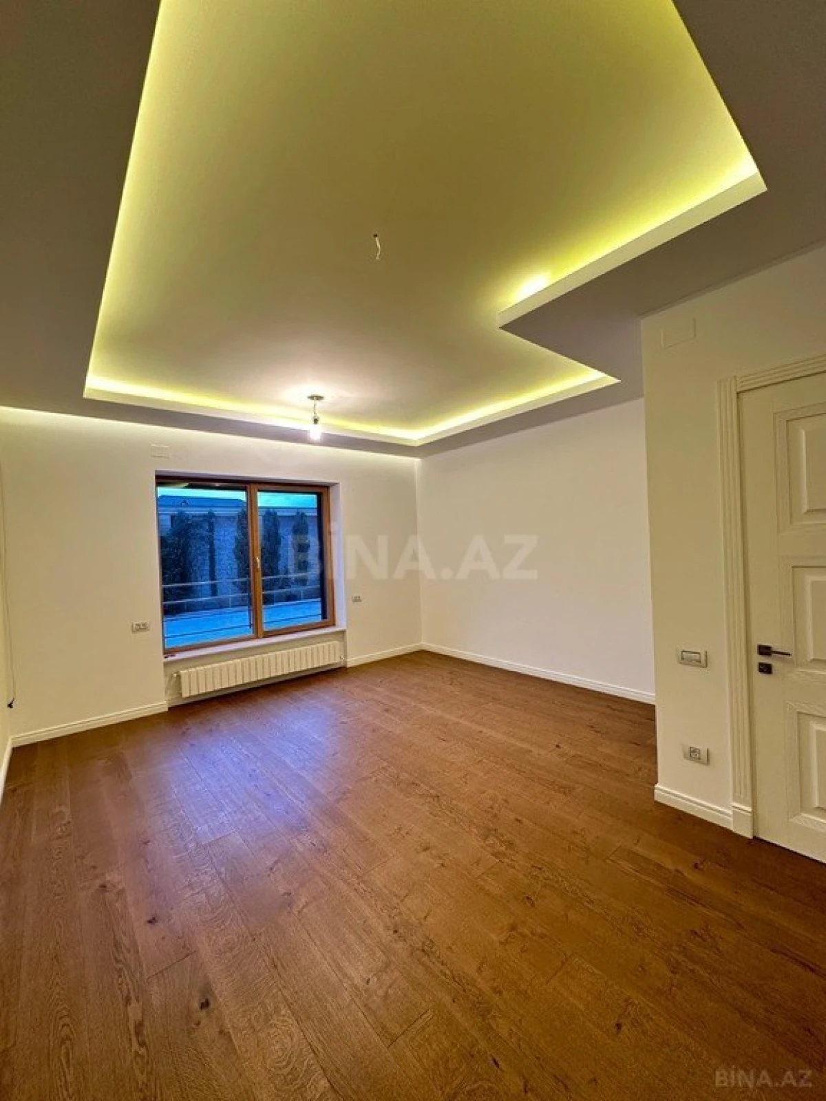 Satılır 8 otaqlı həyət evi 1400 m²