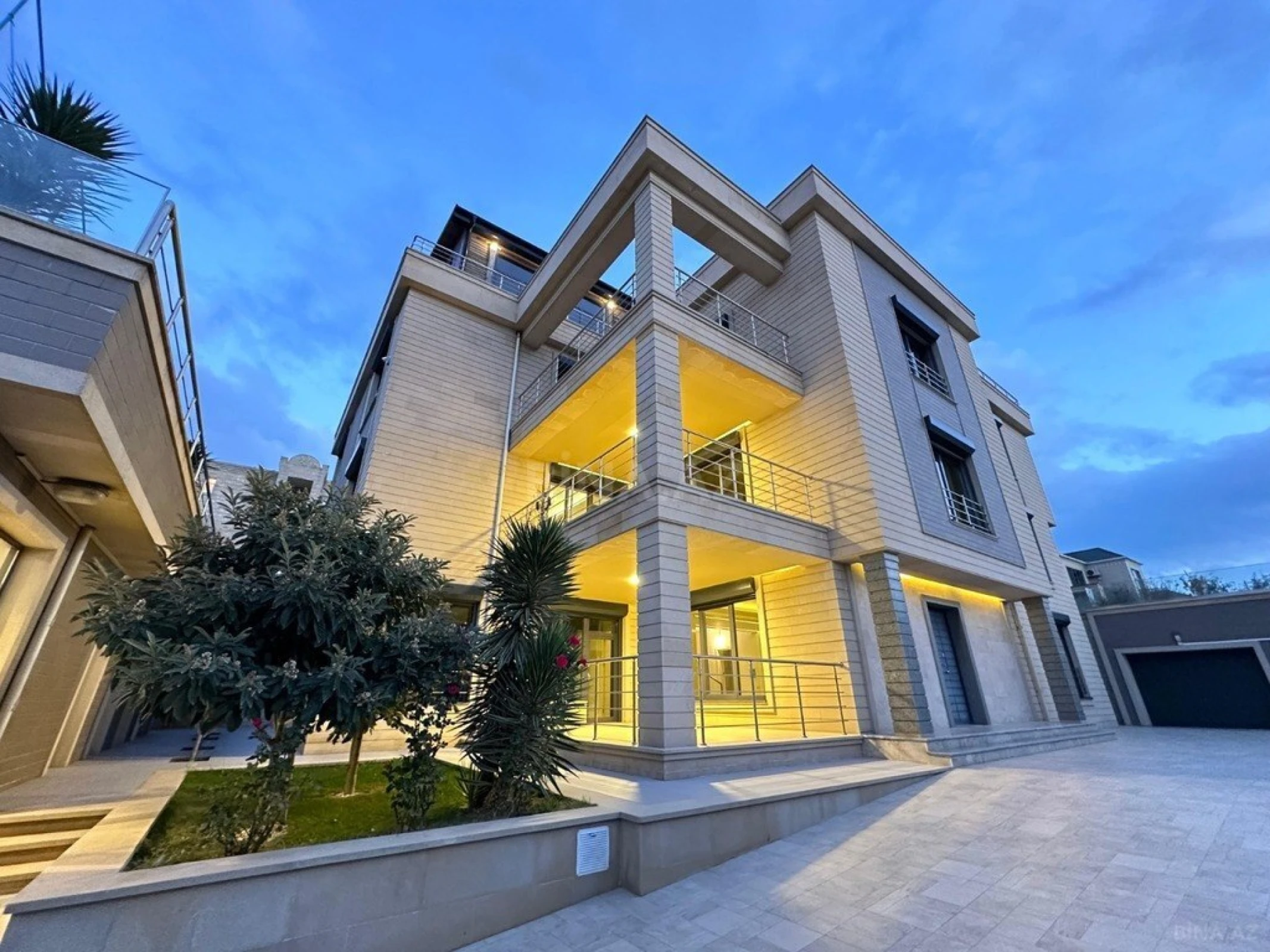 Satılır 8 otaqlı həyət evi 1400 m²