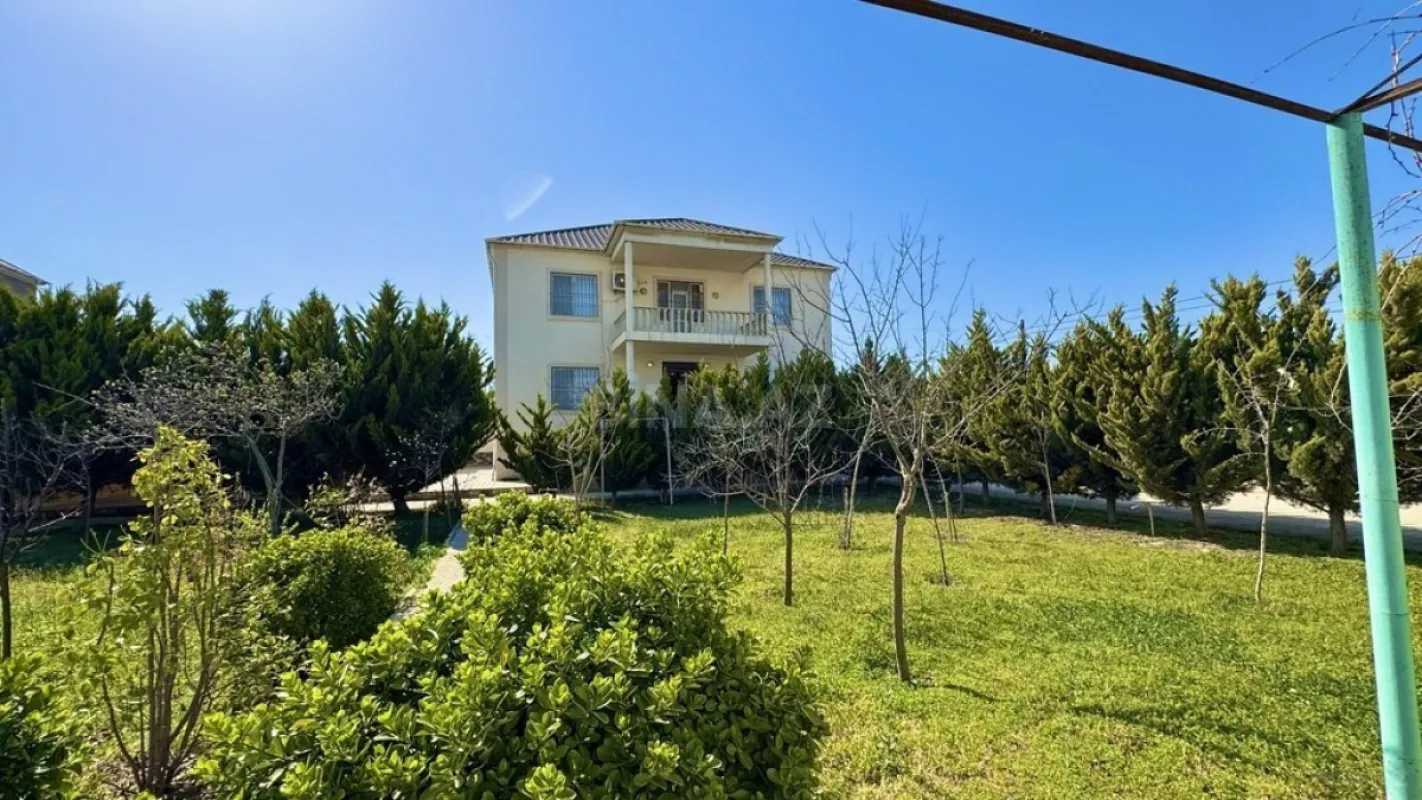 Satılır 5 otaqlı həyət evi 240 m²