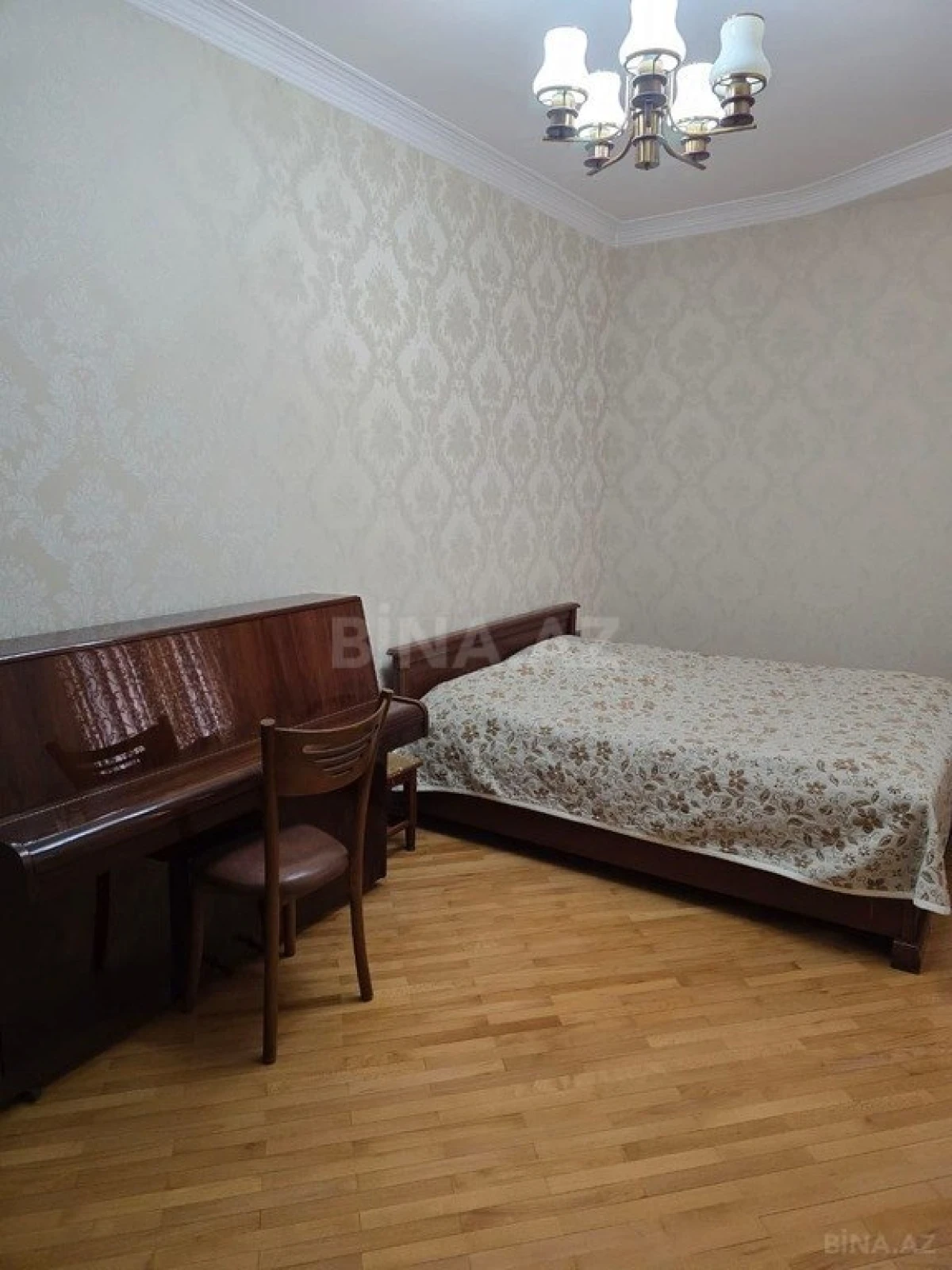Satılır 4 otaqlı mənzil 163 m²