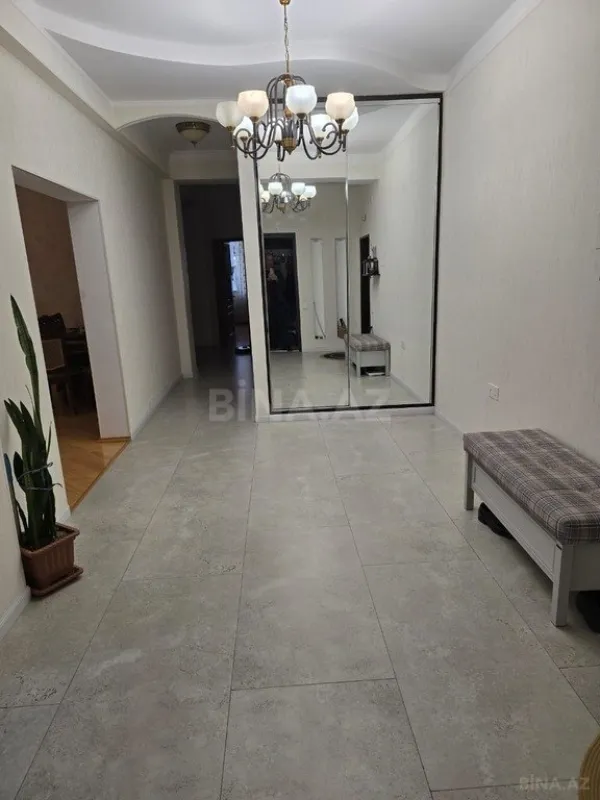 Satılır 4 otaqlı mənzil 163 m²
