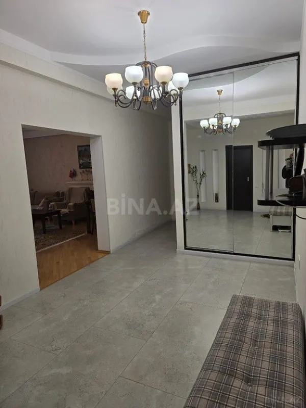 Satılır 4 otaqlı mənzil 163 m²