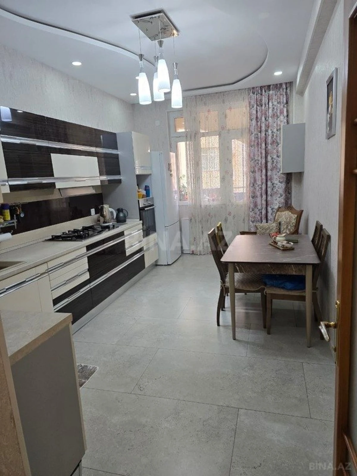 Satılır 4 otaqlı mənzil 163 m²