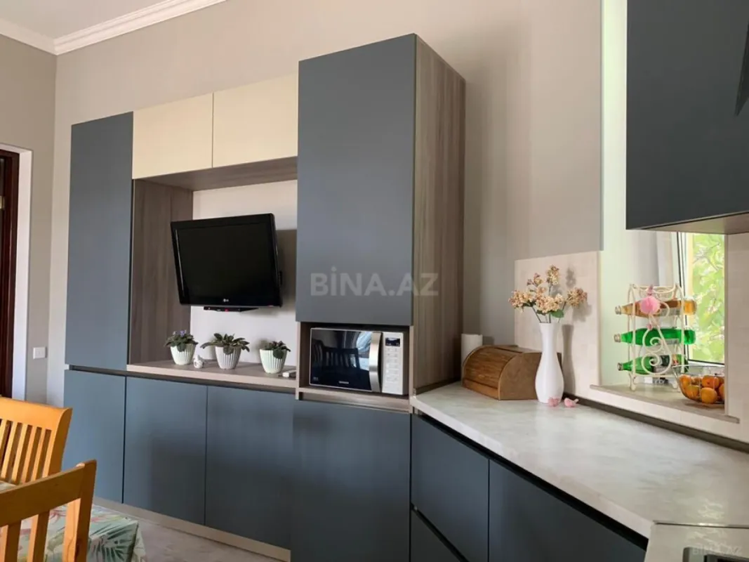 Satılır 5 otaqlı həyət evi 300 m²