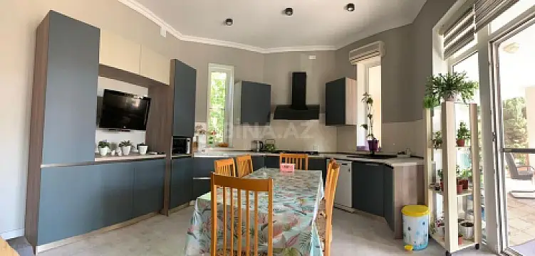 Satılır 5 otaqlı həyət evi 300 m²