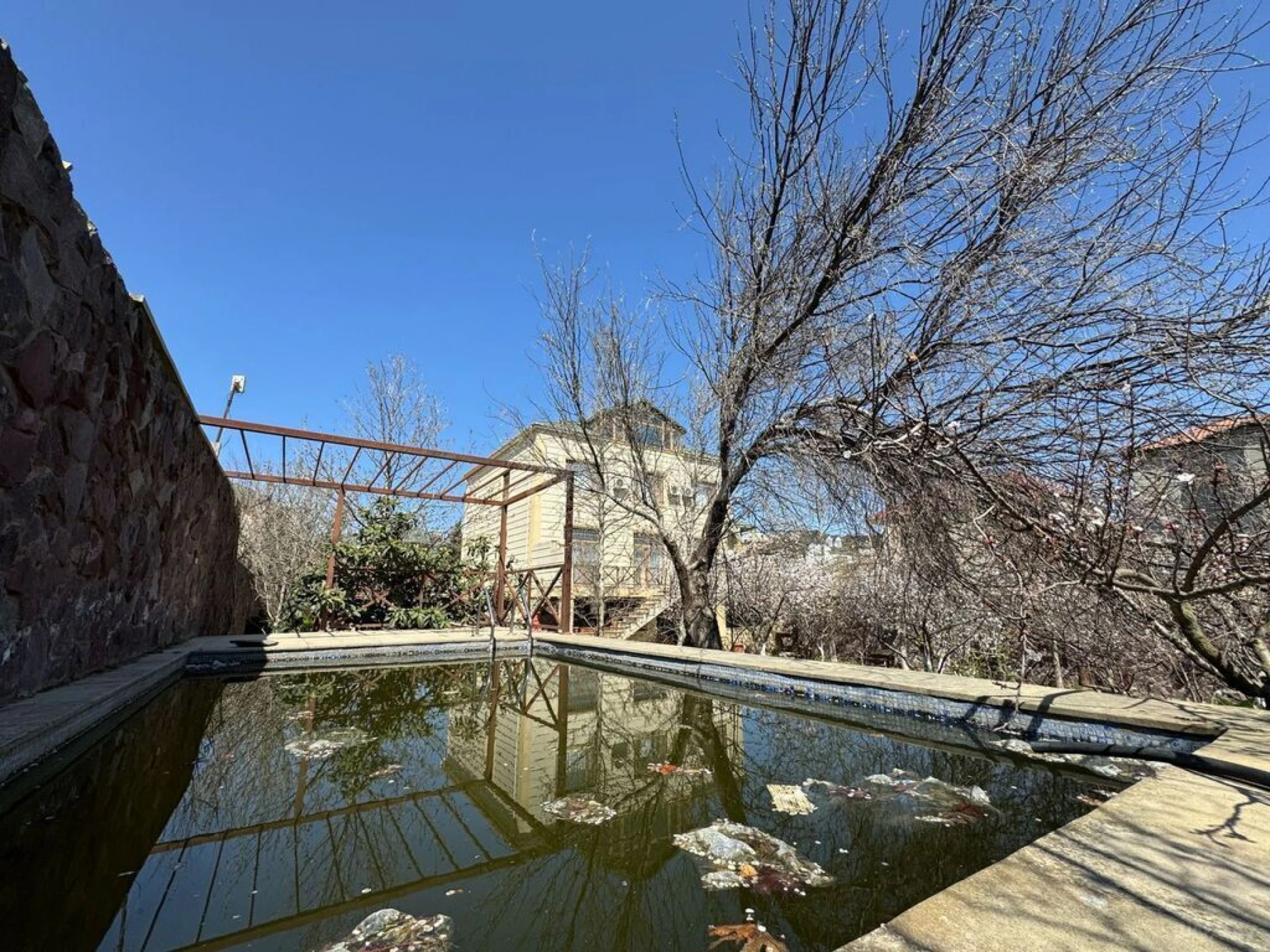 Satılır 7 otaqlı həyət evi 600 m²