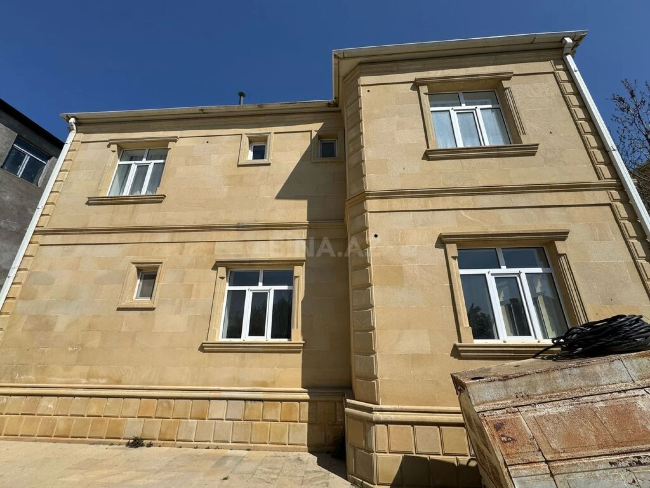 Satılır 8 otaqlı həyət evi 290 m²