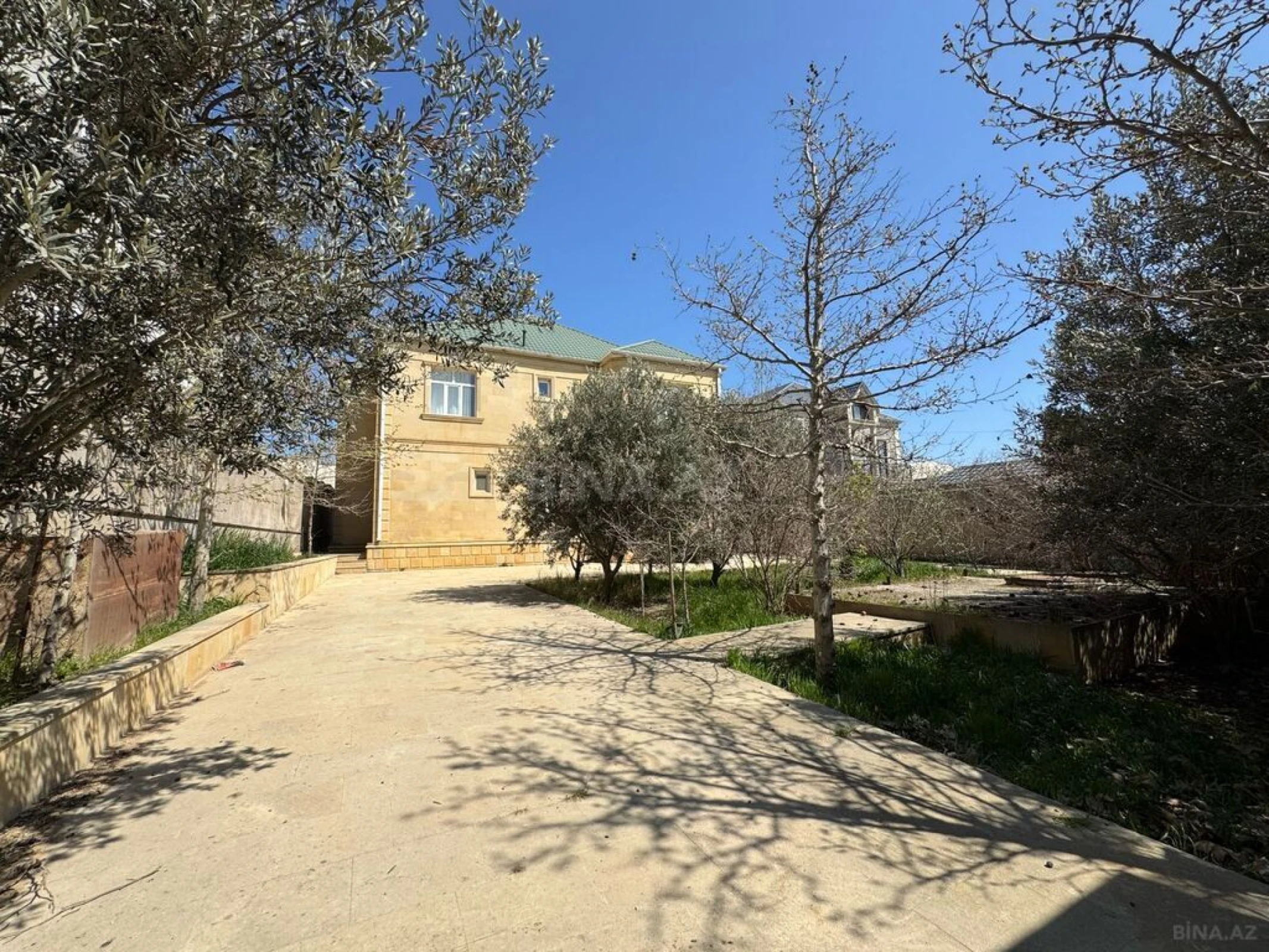 Satılır 8 otaqlı həyət evi 290 m²