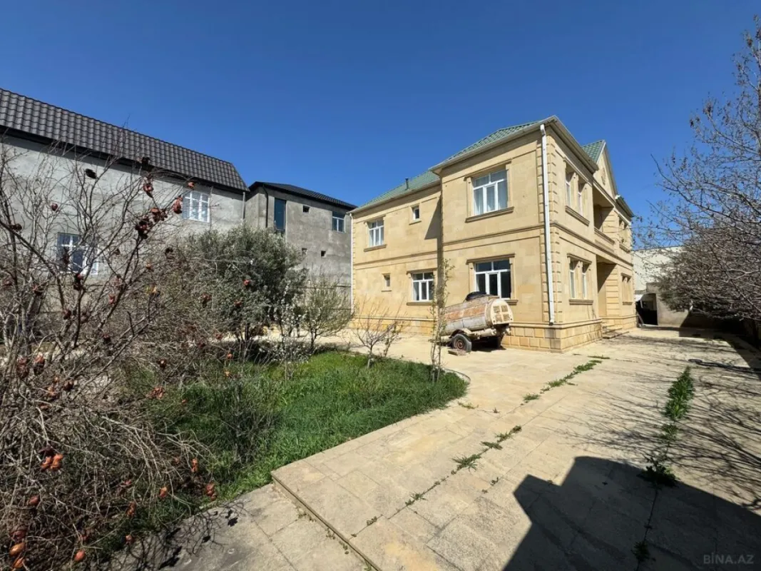 Satılır 8 otaqlı həyət evi 290 m²