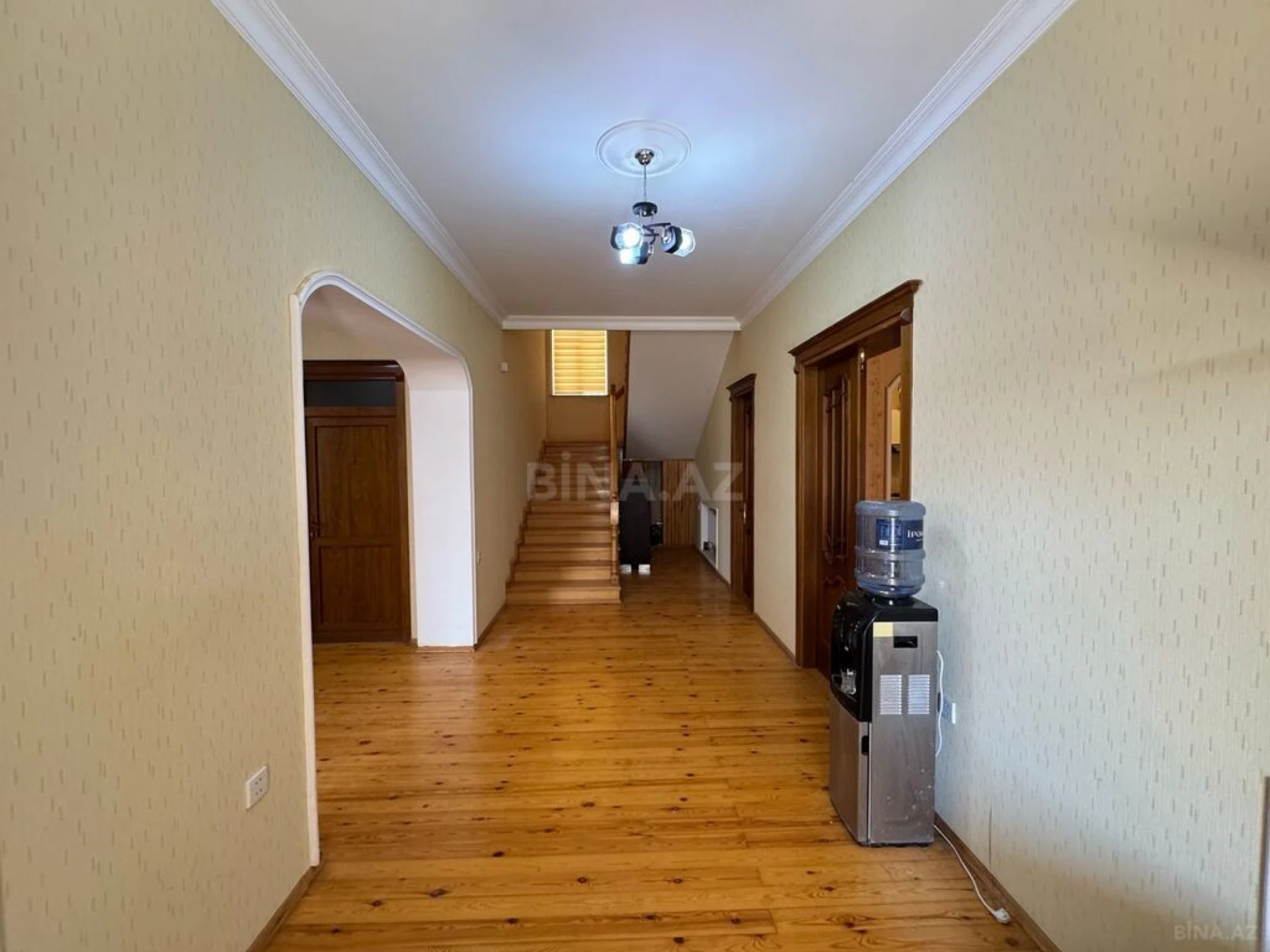 Satılır 8 otaqlı həyət evi 290 m²