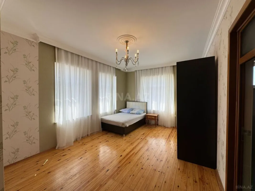 Satılır 8 otaqlı həyət evi 290 m²