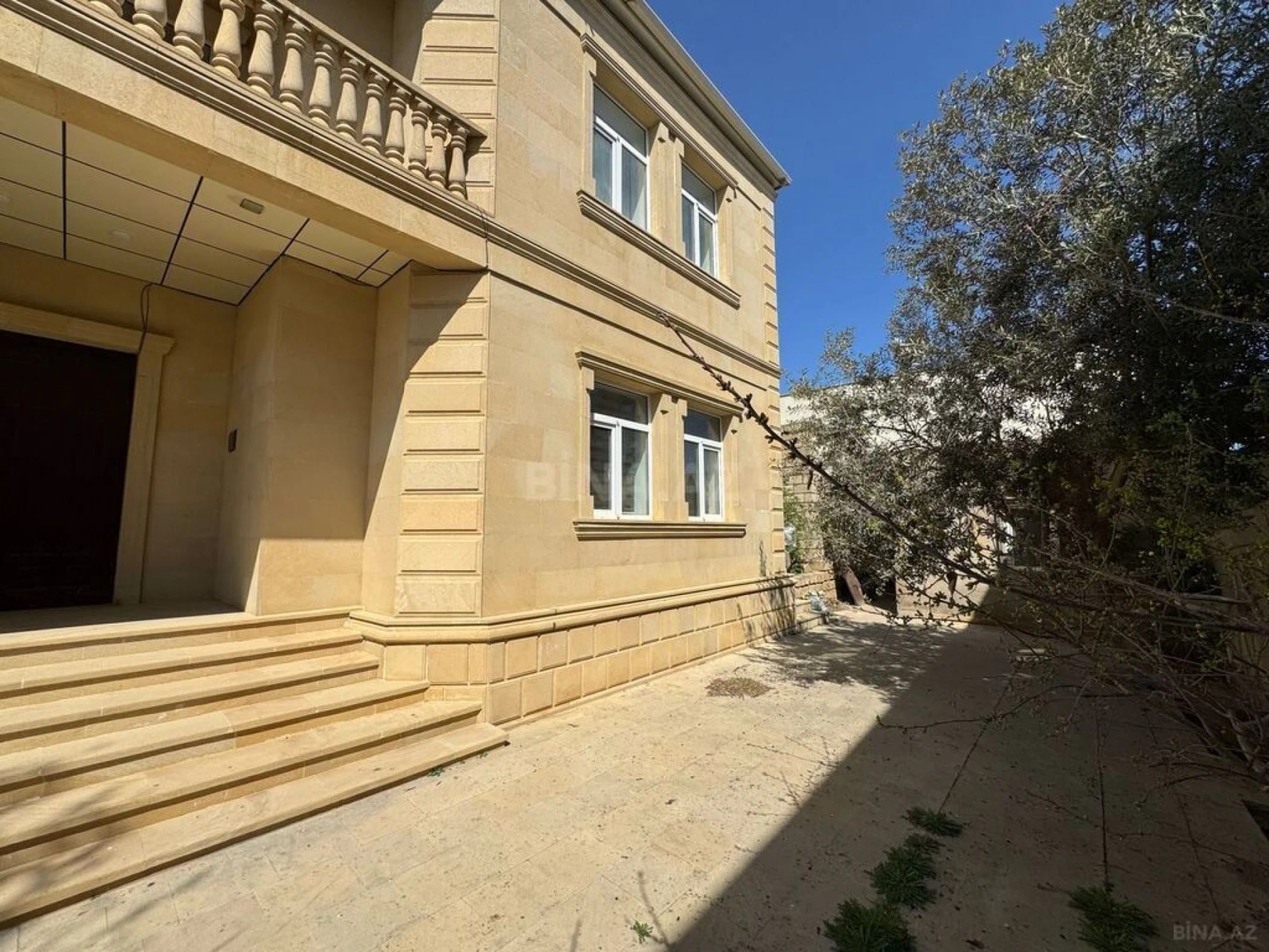 Satılır 8 otaqlı həyət evi 290 m²