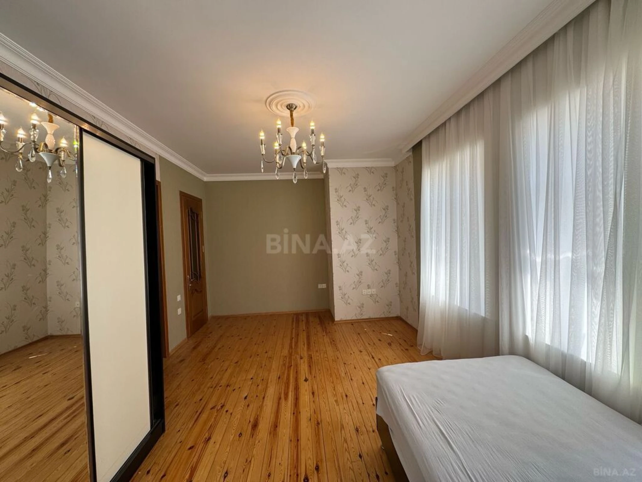 Satılır 8 otaqlı həyət evi 290 m²