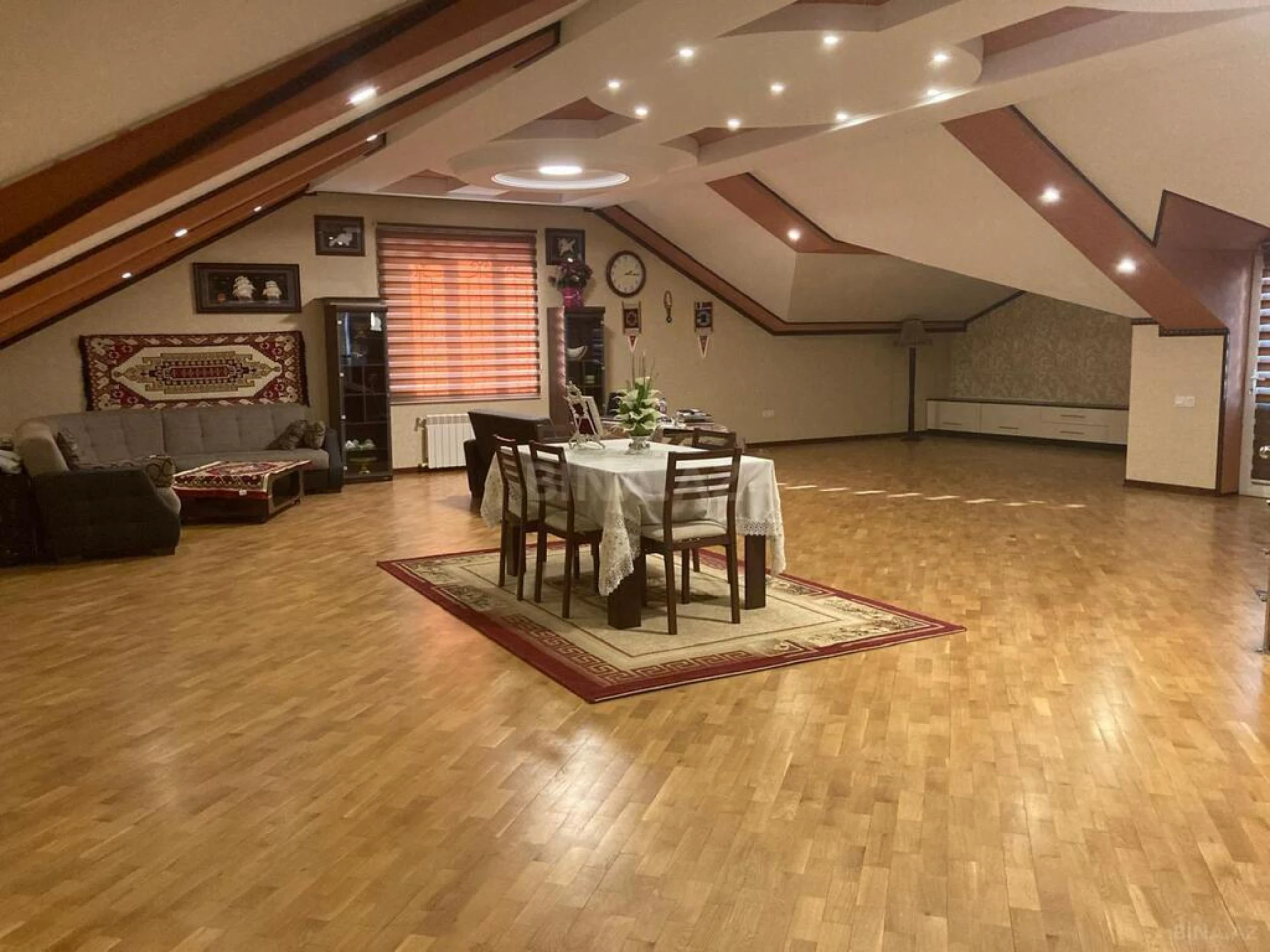 Satılır 5 otaqlı həyət evi 330 m²