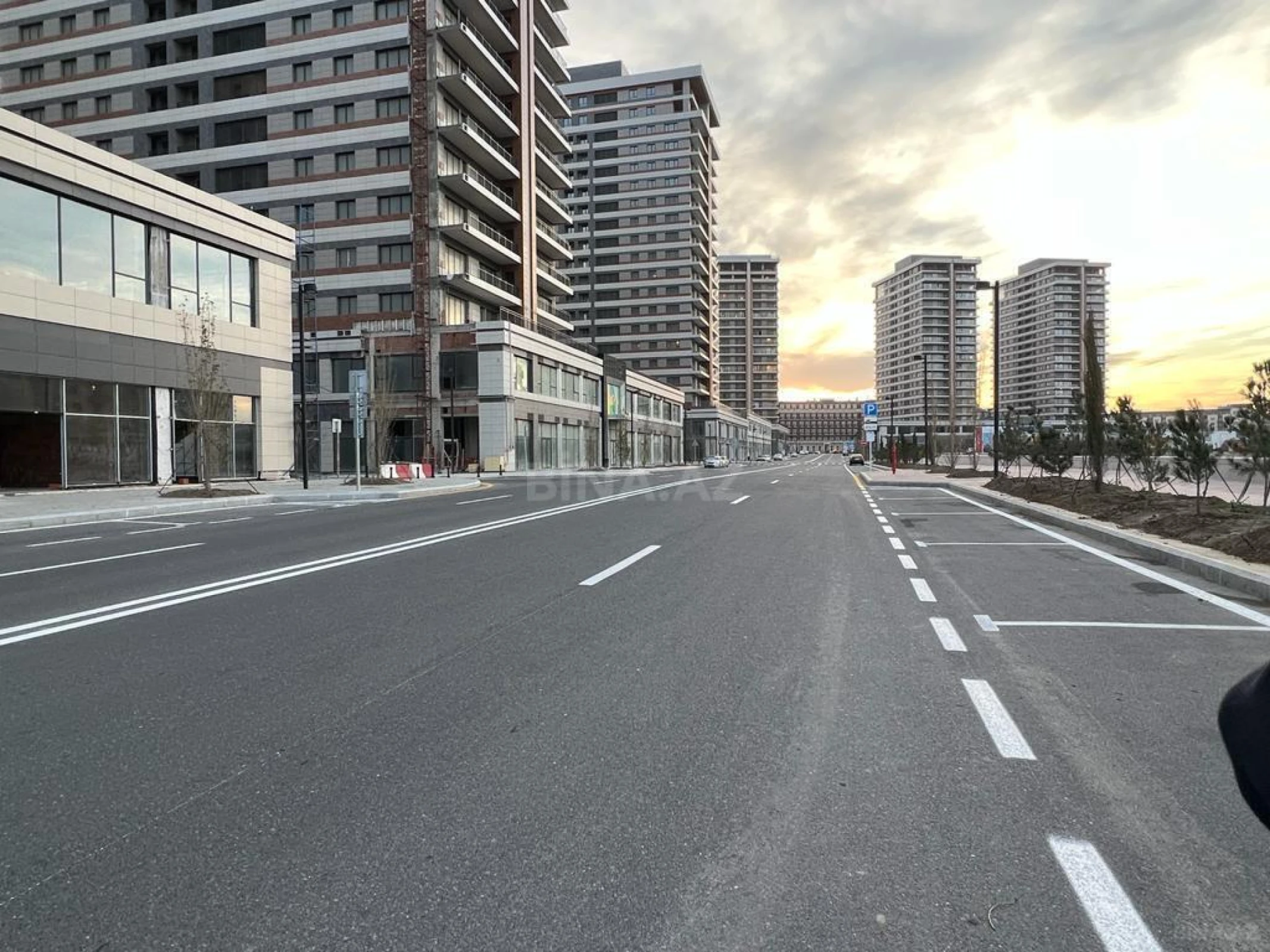 Satılır 5 otaqlı mənzil 324 m²