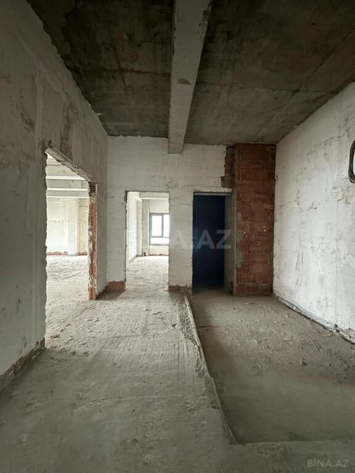 Satılır 5 otaqlı mənzil 324 m²