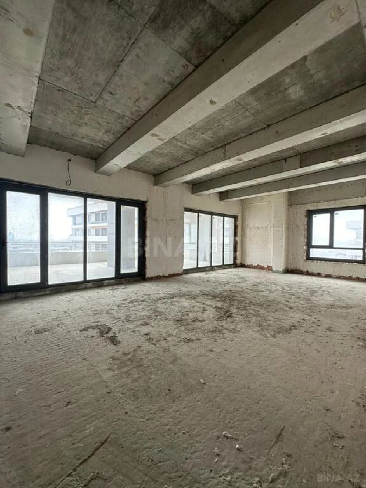 Satılır 5 otaqlı mənzil 324 m²