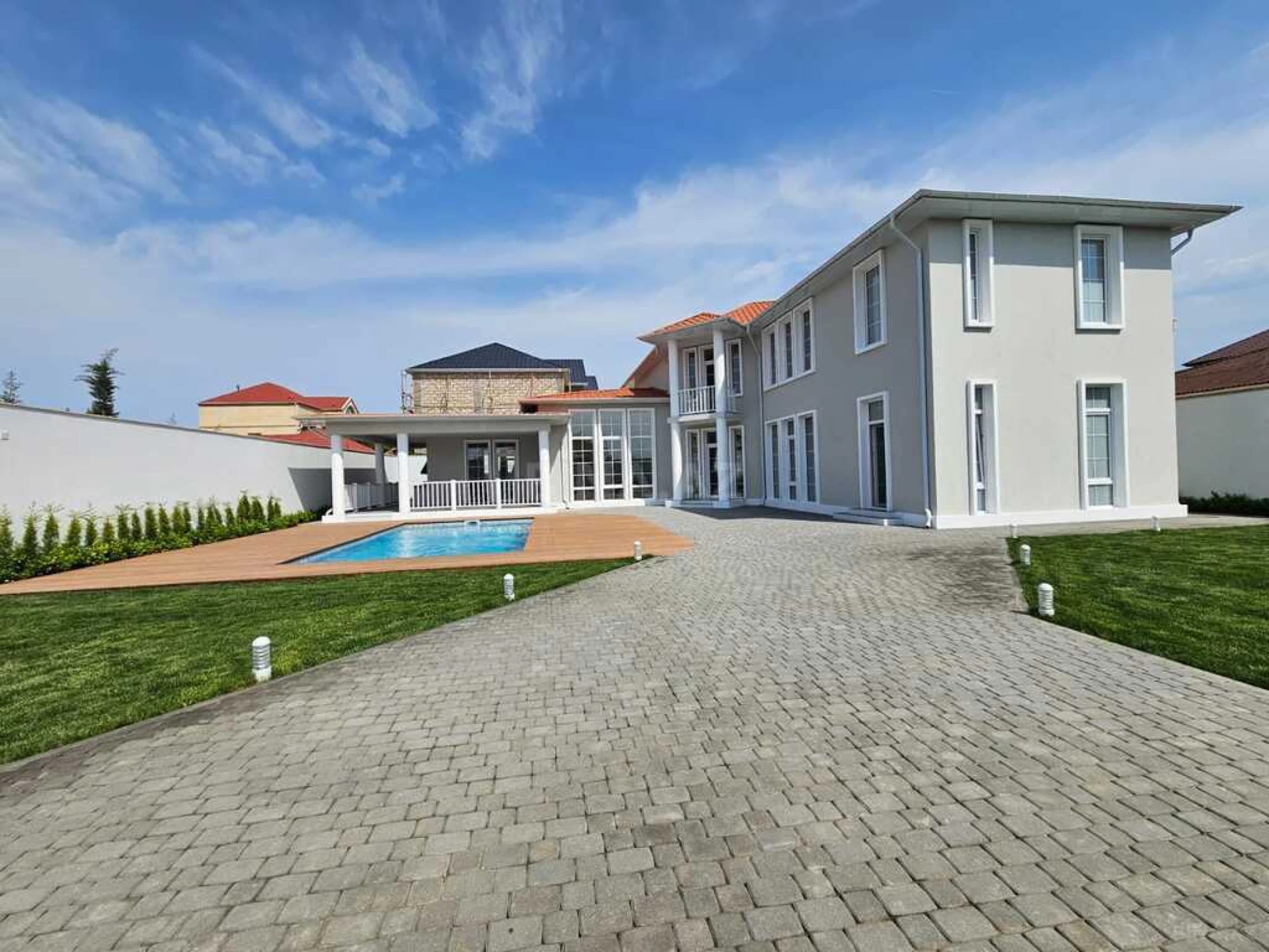 Satılır 7 otaqlı həyət evi 350 m²