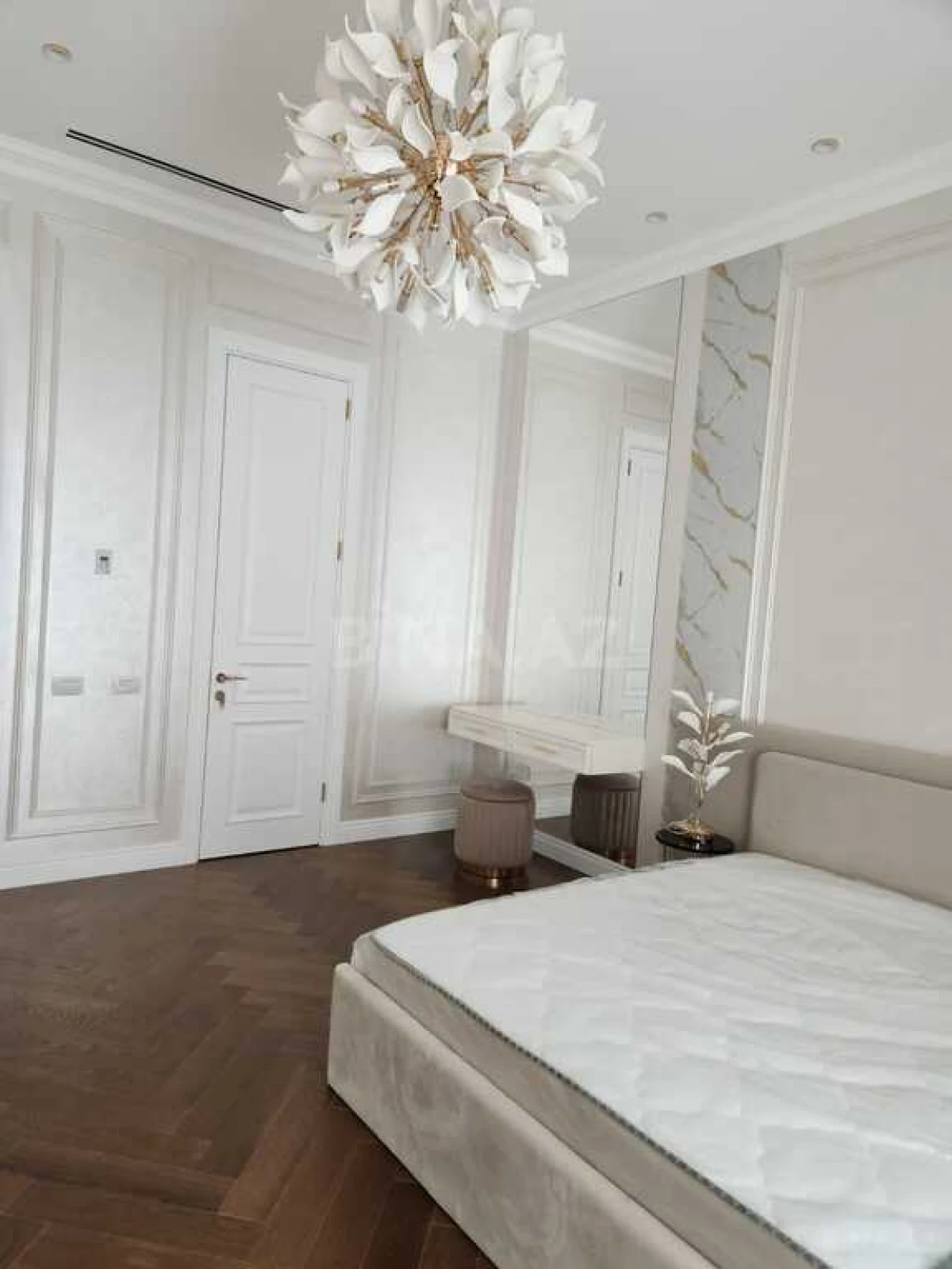 Kirayə verilir 4 otaqlı mənzil 168 m²