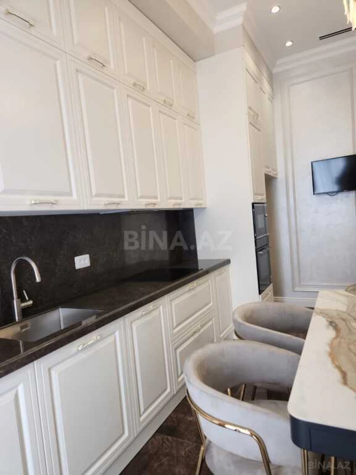 Kirayə verilir 4 otaqlı mənzil 168 m²