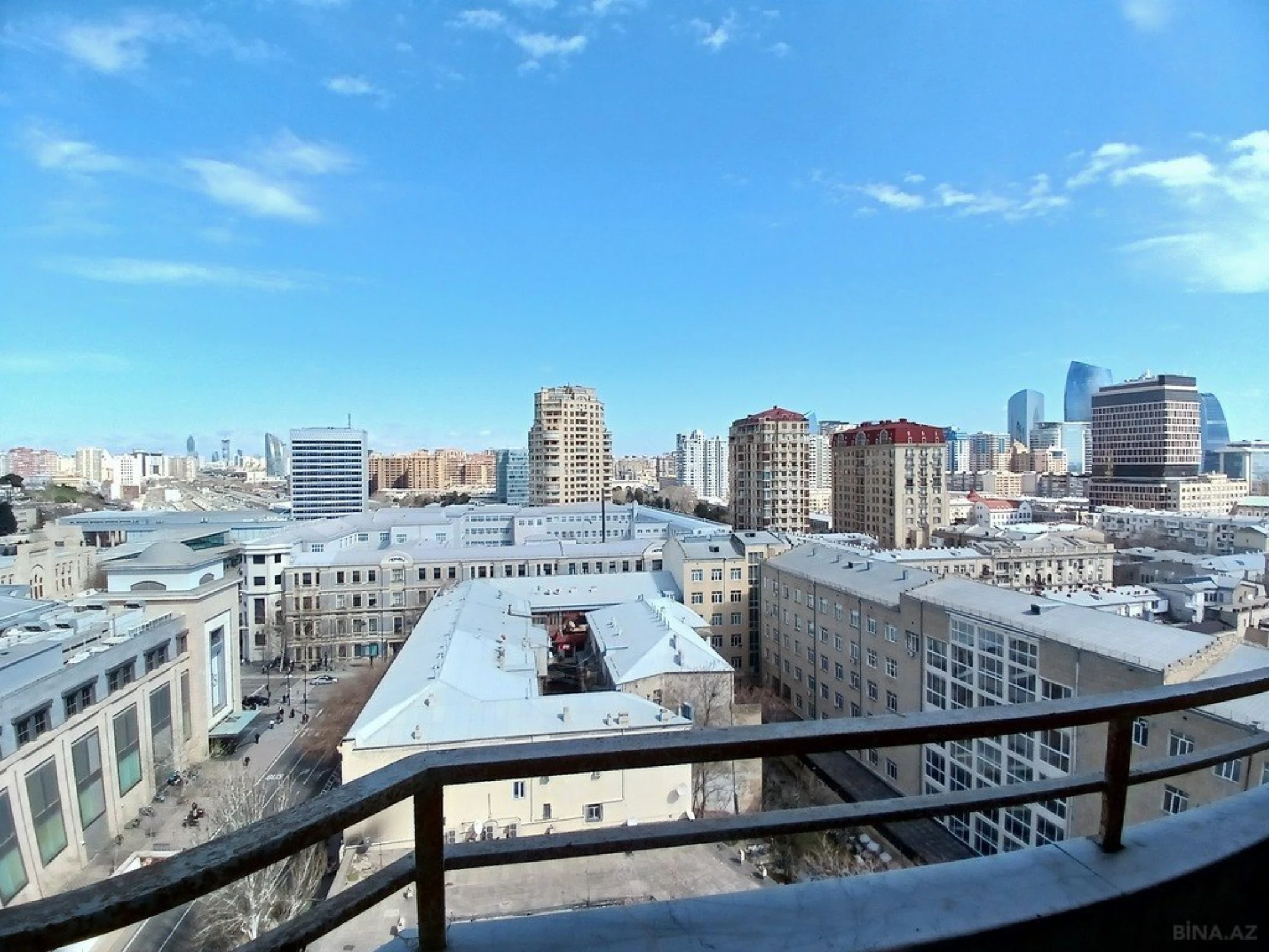 Satılır 4 otaqlı mənzil 220 m²