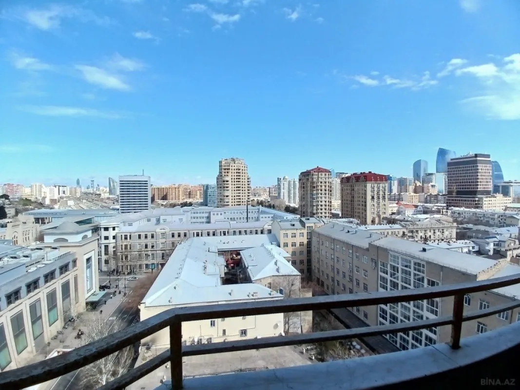 Satılır 4 otaqlı mənzil 220 m²