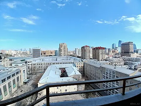 Satılır 4 otaqlı mənzil 220 m²