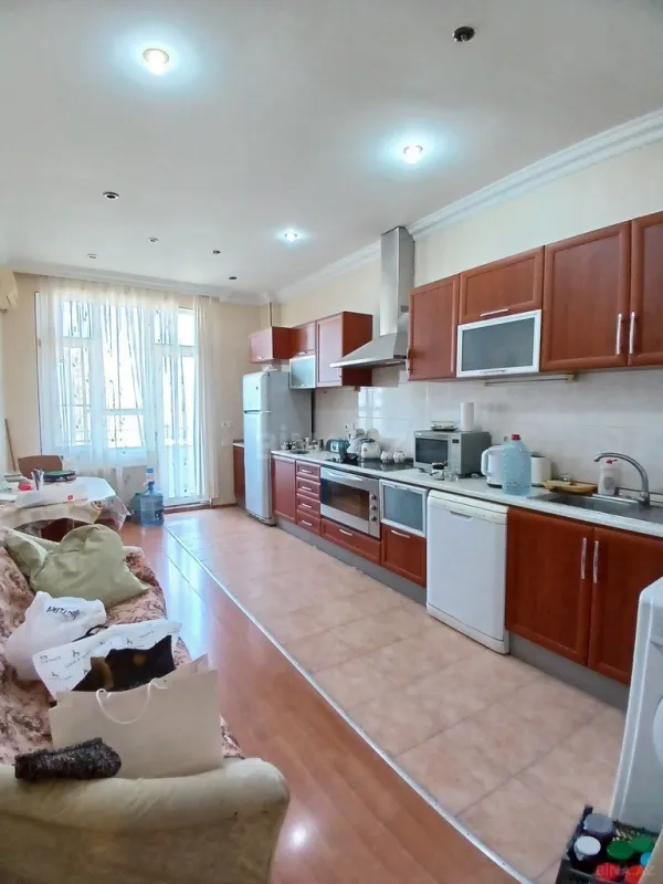 Satılır 4 otaqlı mənzil 220 m²