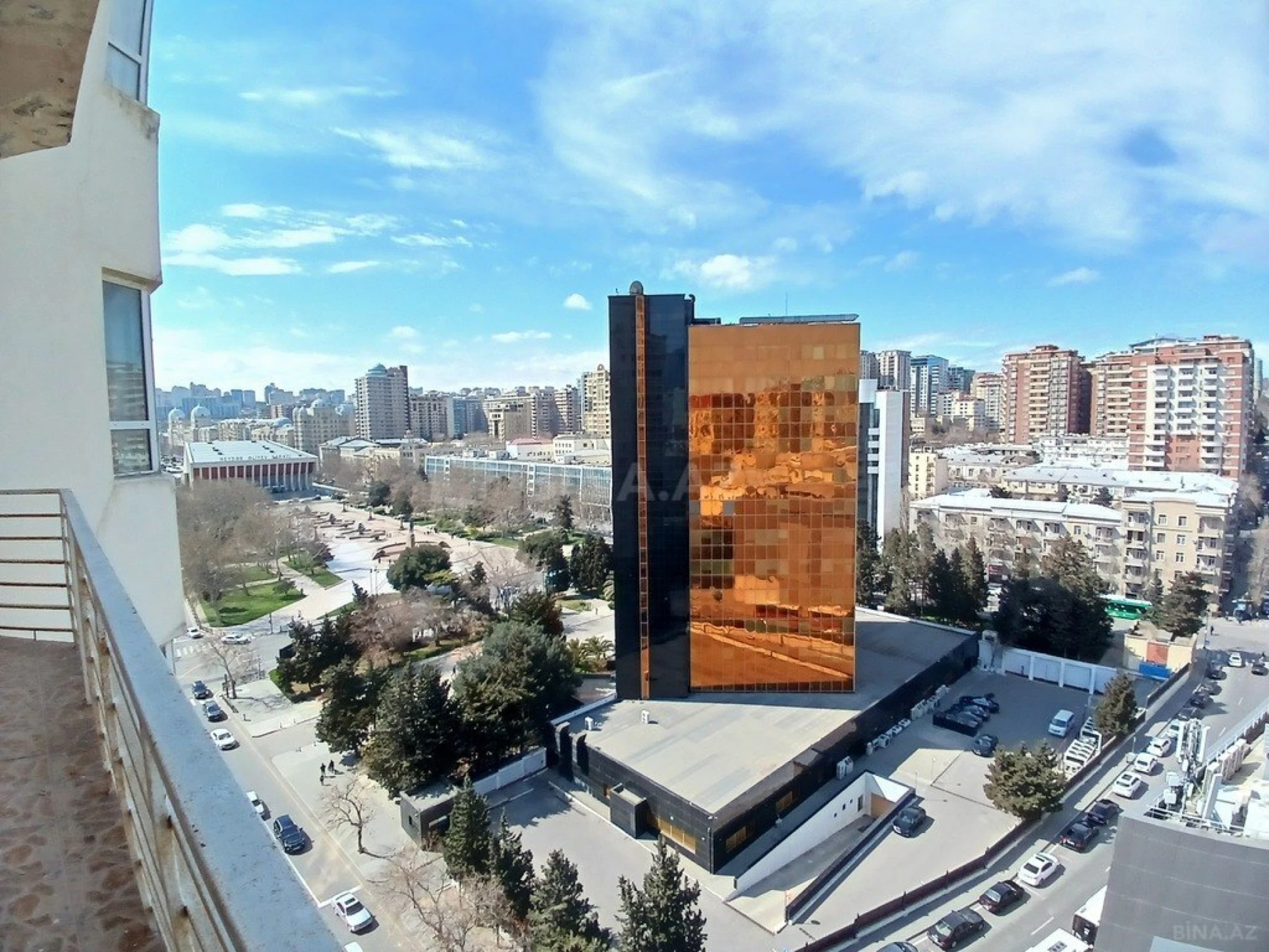 Satılır 4 otaqlı mənzil 220 m²