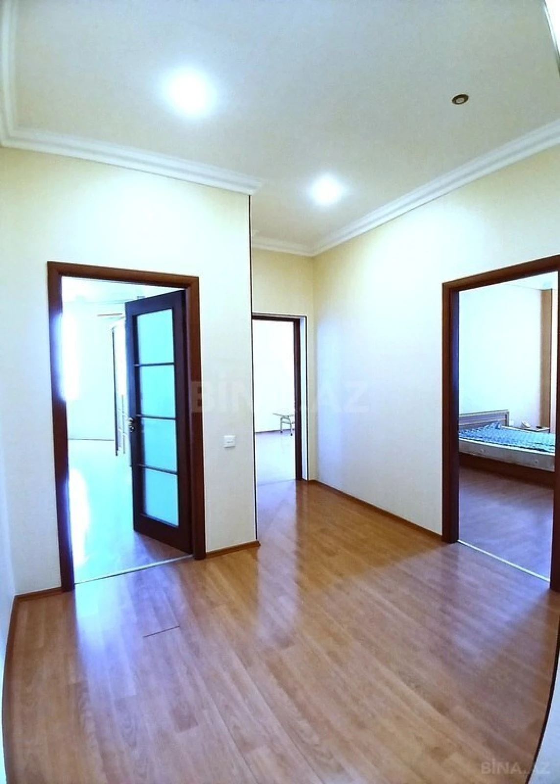 Satılır 4 otaqlı mənzil 220 m²