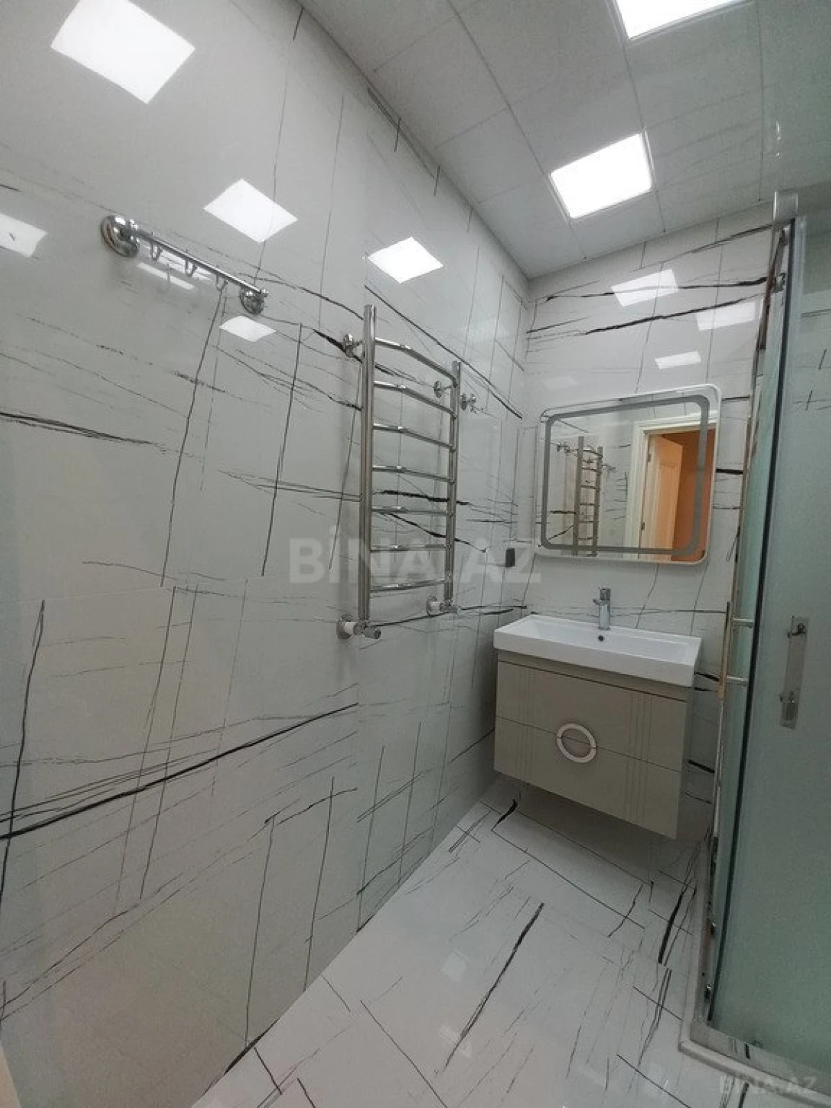 Satılır 3 otaqlı mənzil 107 m²