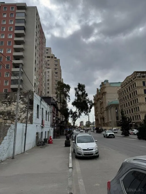 Satılır 4 otaqlı mənzil 166 m²