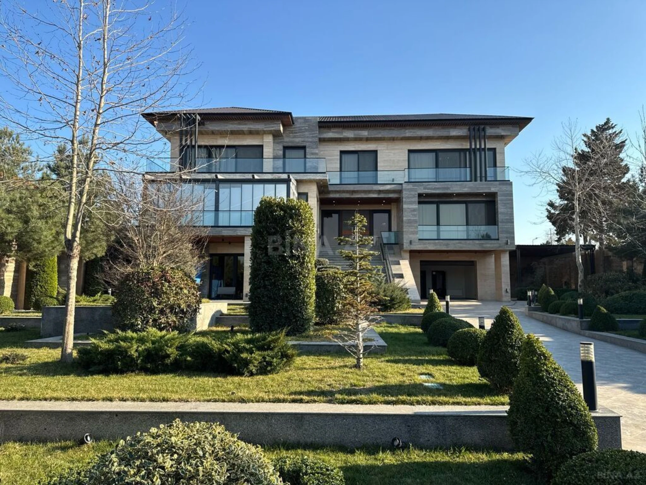 Satılır 6 otaqlı həyət evi 650 m²
