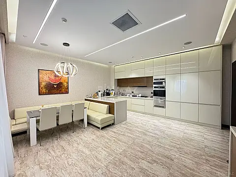 Satılır 6 otaqlı həyət evi 650 m²