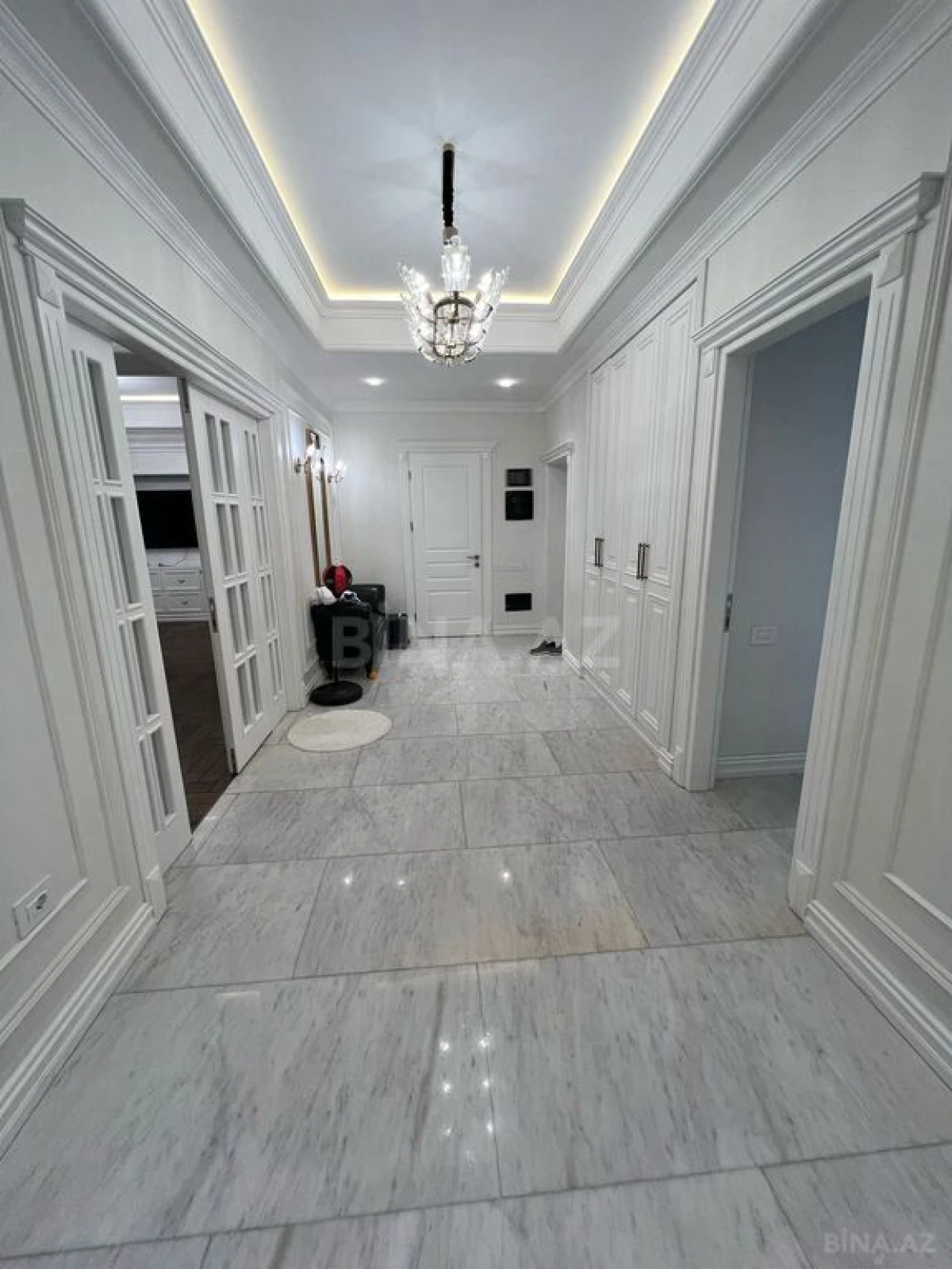 Satılır 3 otaqlı mənzil 141 m²