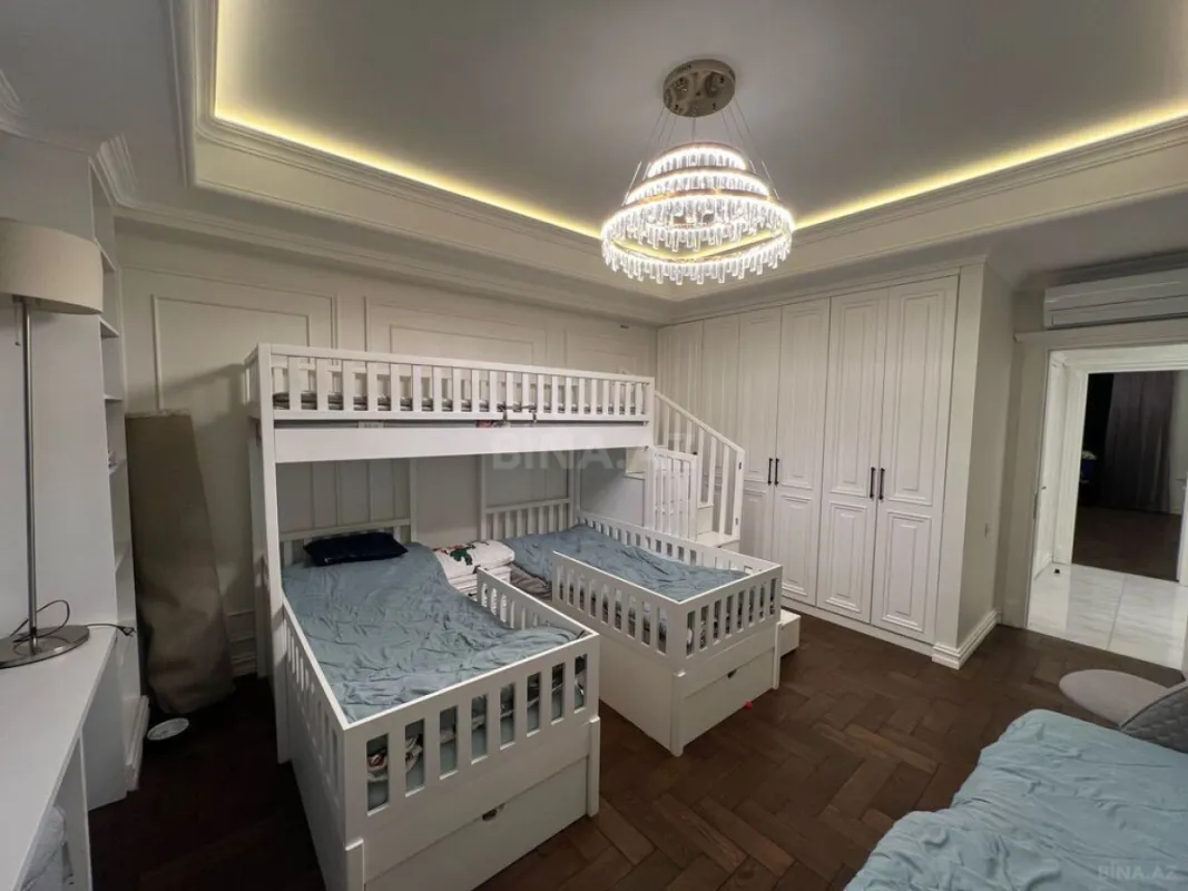 Satılır 3 otaqlı mənzil 141 m²