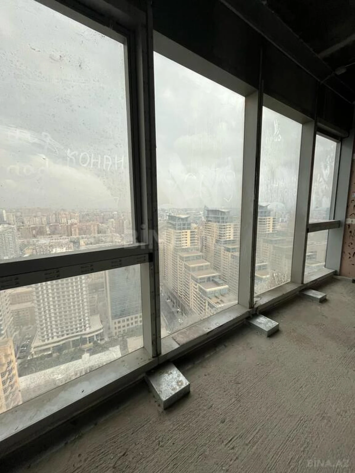 Satılır 3 otaqlı mənzil 172 m²