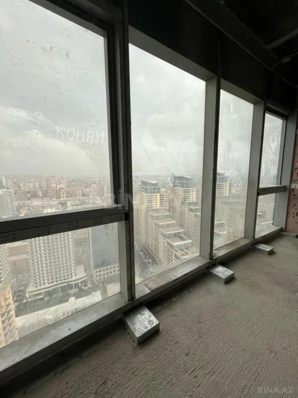 Satılır 3 otaqlı mənzil 172 m²