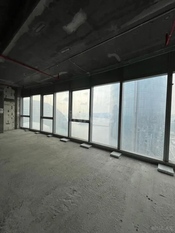 Satılır 3 otaqlı mənzil 172 m²